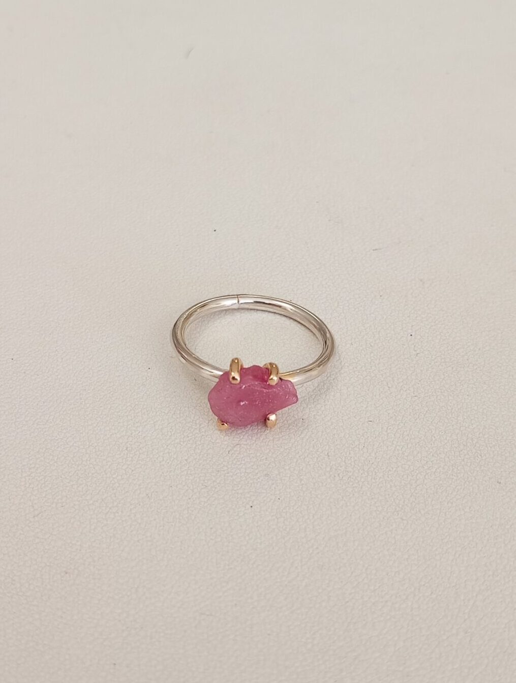 ΑΣΗΜΕΝΙΟ ΔΑΧΤΥΛΙΔΙ ΜΕ ΡΟΥΜΠΙΝΙ