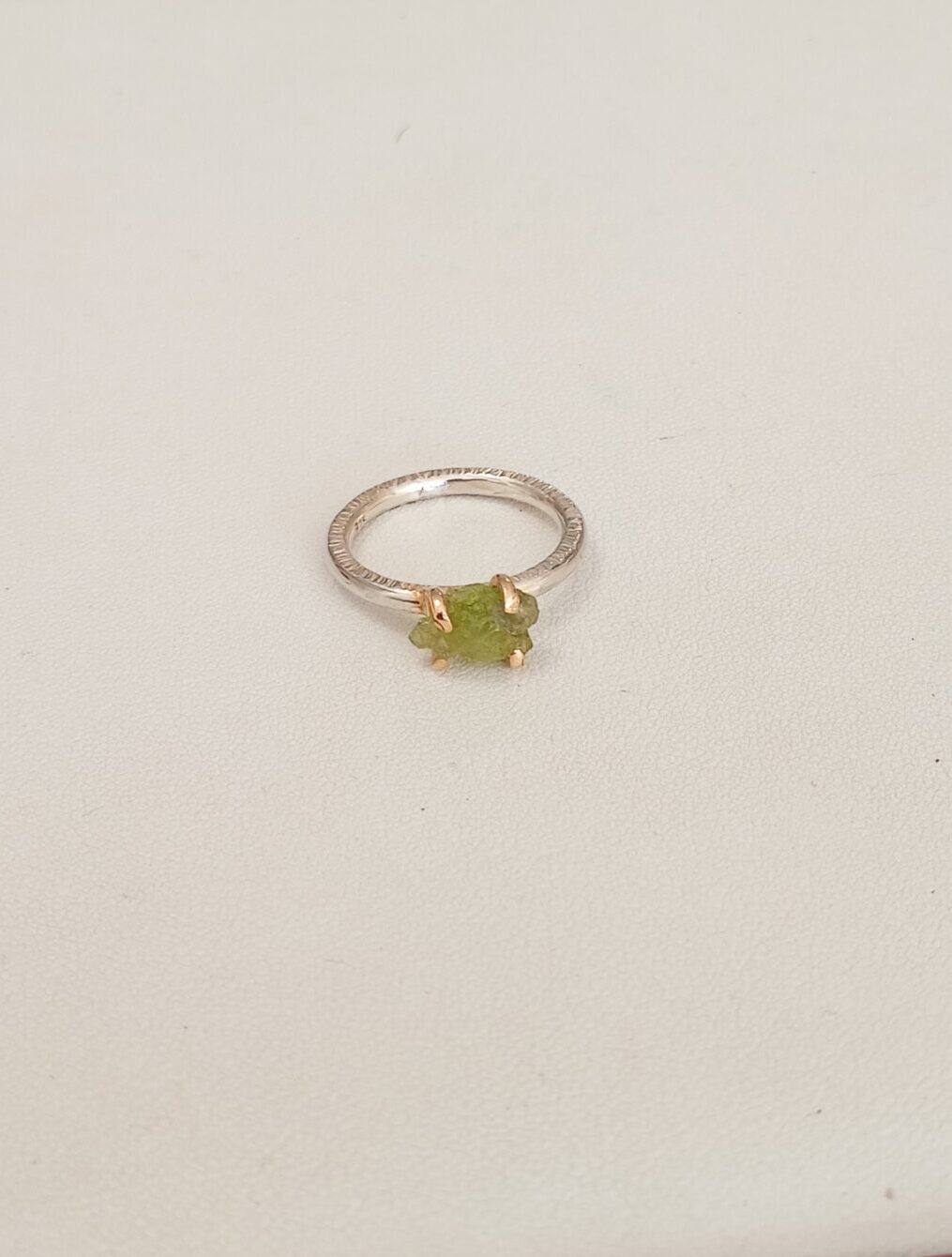 ΑΣΗΜΕΝΙΟ ΔΑΧΤΥΛΙΔΙ ΜΕ ΣΜΑΡΑΓΔΙ