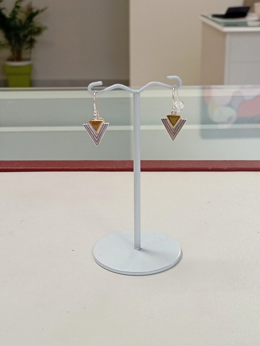 ΑΣΗΜΕΝΙΑ ΣΚΟΥΛΑΡΙΚΙΑ ΤΡΙΓΩΝΑΚΙΑ ΚΡΕΜΑΣΤΑ