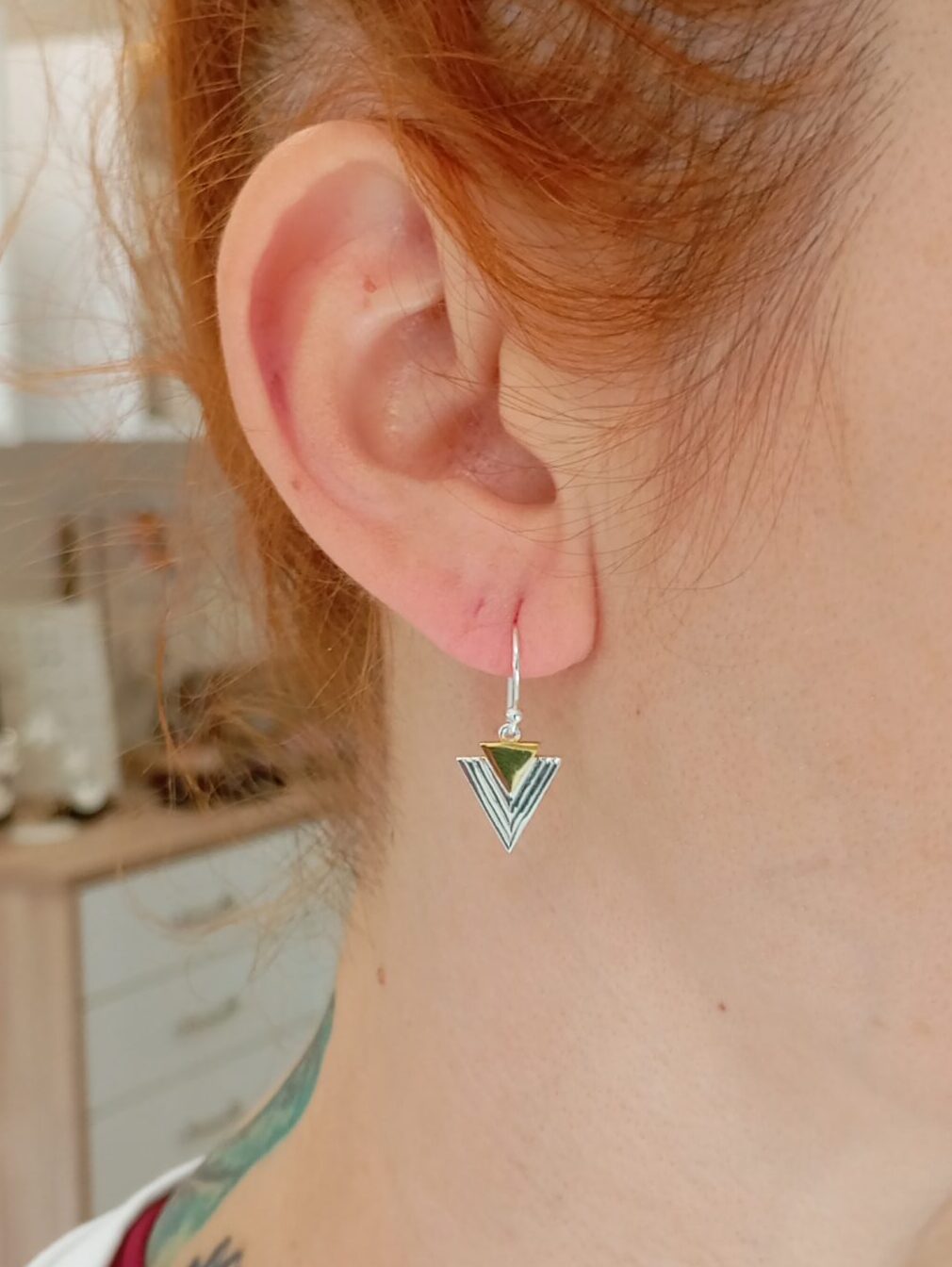 ΑΣΗΜΕΝΙΑ ΣΚΟΥΛΑΡΙΚΙΑ ΤΡΙΓΩΝΑΚΙΑ ΚΡΕΜΑΣΤΑ